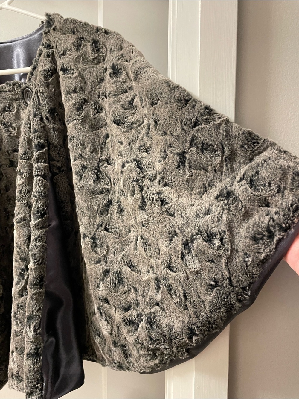 Chic Faux Fur Cape ( Ruana) - Picture 5 of 13